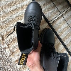 Dr. Martens 1460 Pascal Virginia Leather Black boots